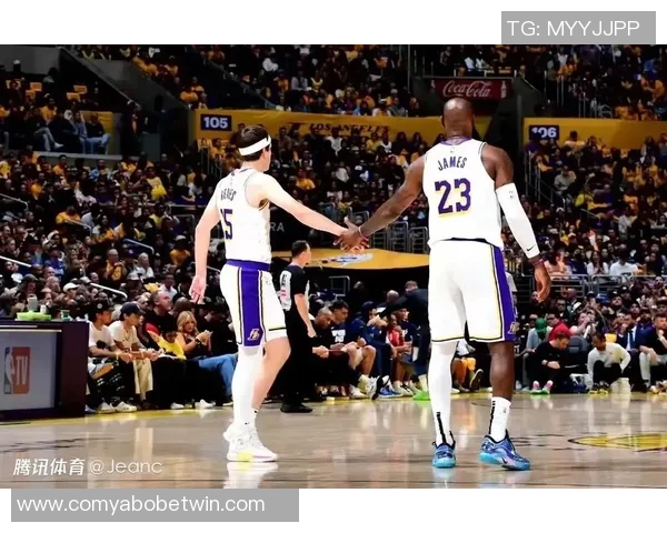 老詹缺席训练卢卡强调场下默契的重要性与细节讨论